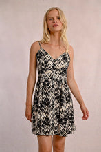 Load image into Gallery viewer, Buttoned short dress - Beige/Black
