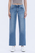 Load image into Gallery viewer, High rise Dad Jeans - Star
