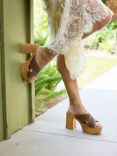 Load image into Gallery viewer, criss cross platform sandals - Brown
