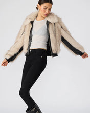 Load image into Gallery viewer, Charm Faux fur Jacket - Natural
