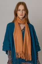 Load image into Gallery viewer, Fringe cozy scarf - Camel
