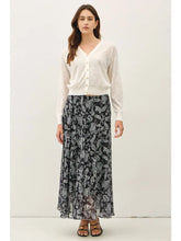 Load image into Gallery viewer, Slubbed v neck knit - White
