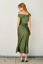 Load image into Gallery viewer, Satin off shoulder dress - Green tea
