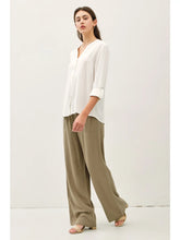 Load image into Gallery viewer, V neck Buttonup top - Offwhite
