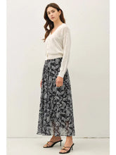 Load image into Gallery viewer, Slubbed v neck knit - White
