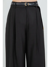 Load image into Gallery viewer, Woven pleated trousers - Black
