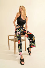 Load image into Gallery viewer, Floral print Pants - Black
