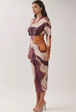 Load image into Gallery viewer, abstract v nk ruched midi drs - plum multi
