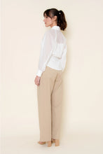 Load image into Gallery viewer, Fitted Buttonup shirt - White
