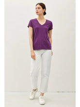 Load image into Gallery viewer, classic v nk ss tee - eggplant

