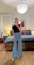 Load image into Gallery viewer, Printed pallazo pants - Blue spiral
