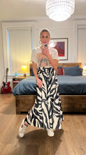 Load image into Gallery viewer, Pattern satin skirt - Cream
