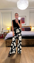 Load image into Gallery viewer, Detailed Neck Top - Black
