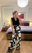 Load image into Gallery viewer, Detailed Neck Top - Black
