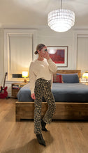 Load image into Gallery viewer, Hi Rise kick flare - Leopard
