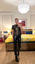 Load image into Gallery viewer, s/s top w gold foil - black
