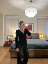Load image into Gallery viewer, V neck knit Top - black
