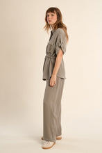 Load image into Gallery viewer, Hi waist flared pants - Khaki
