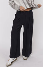 Load image into Gallery viewer, Pleated wideleg Pants - Navy
