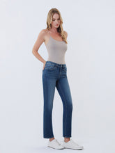 Load image into Gallery viewer, Mid rise slim dar wash - Aura
