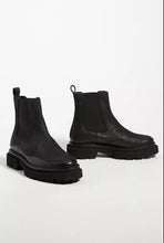 Load image into Gallery viewer, Moment Boots - Black
