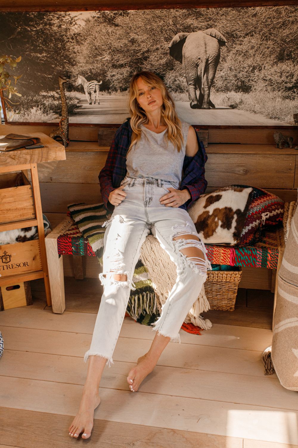 Distressed Mom Jeans am - Main Image